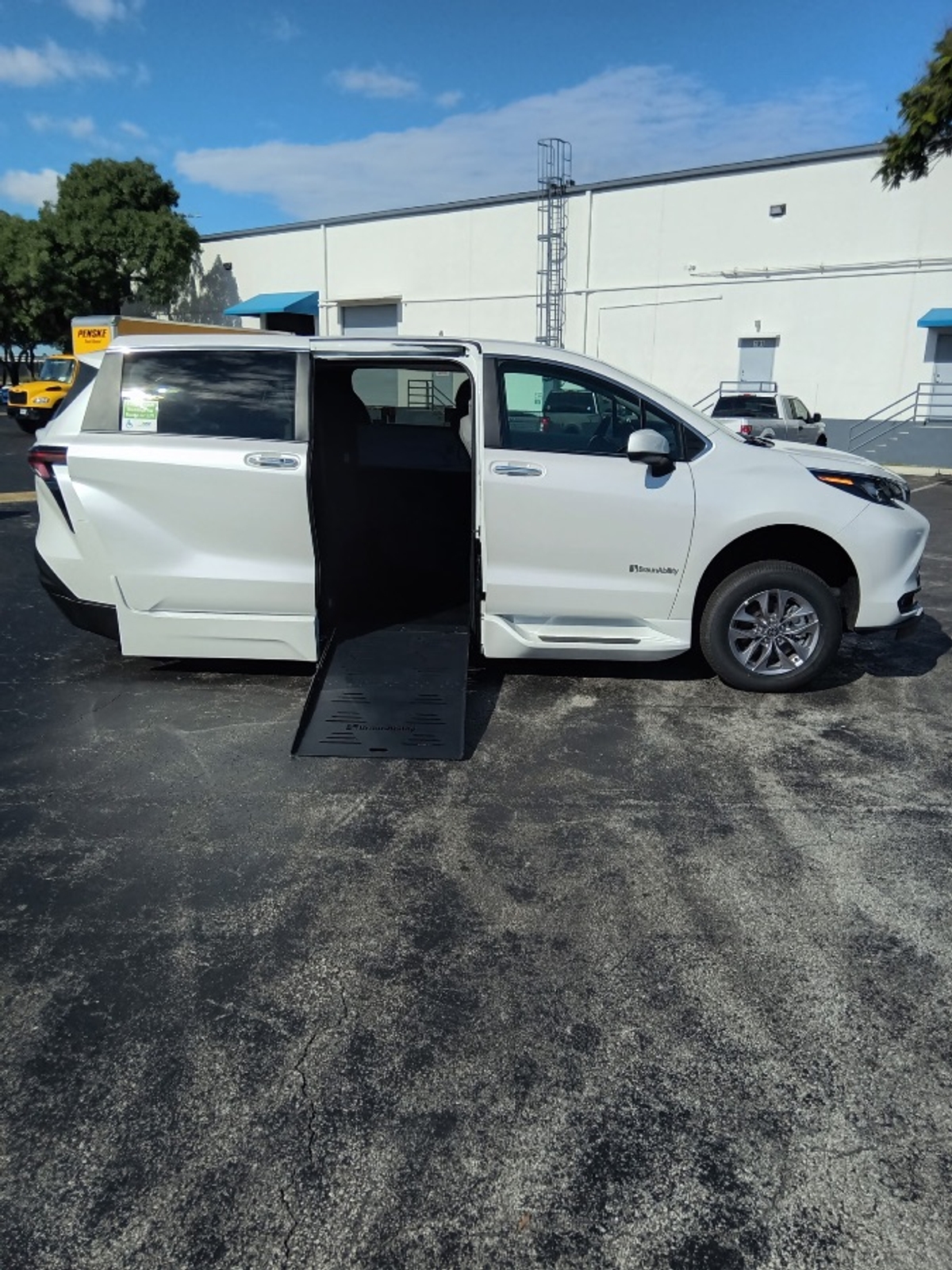 2025 TOYOTA SIENNA - Image 1