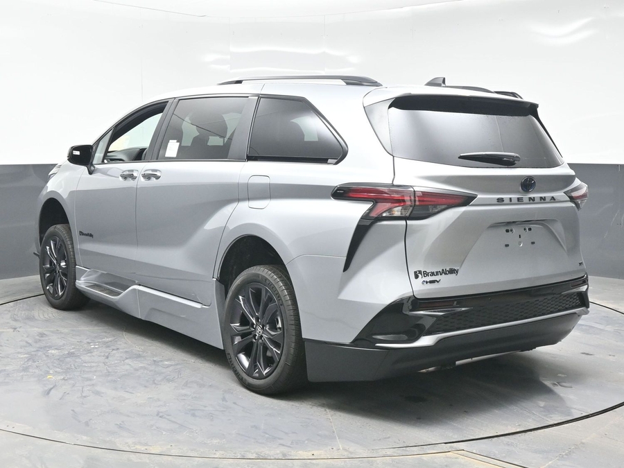 Silver Toyota Sienna image number 1