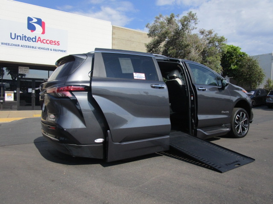 New 2025 Toyota Sienna Hybrid Platinum - BraunAbility Side Entry Entry Fold Out Automatic Ramp