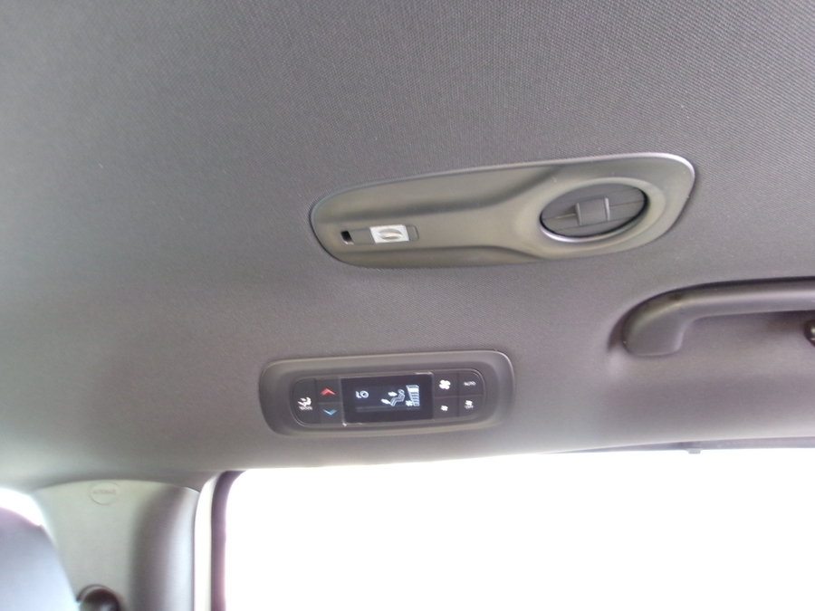 White Chrysler Voyager image number 32