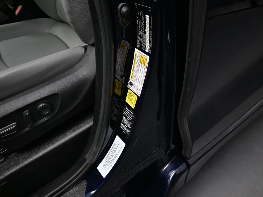 Blue Toyota Sienna image number 13
