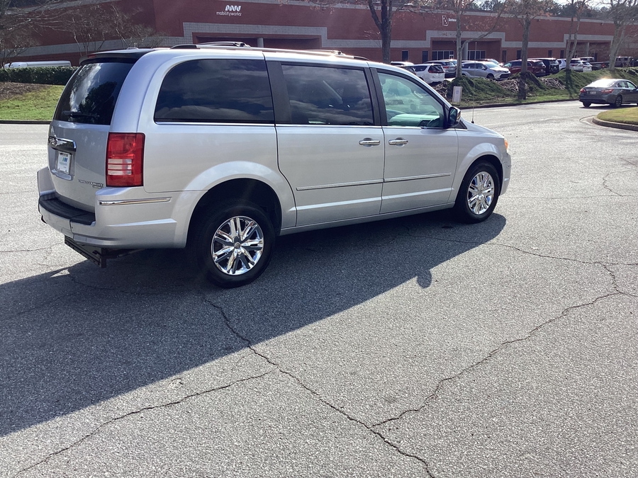  Chrysler Town and Country image number 4