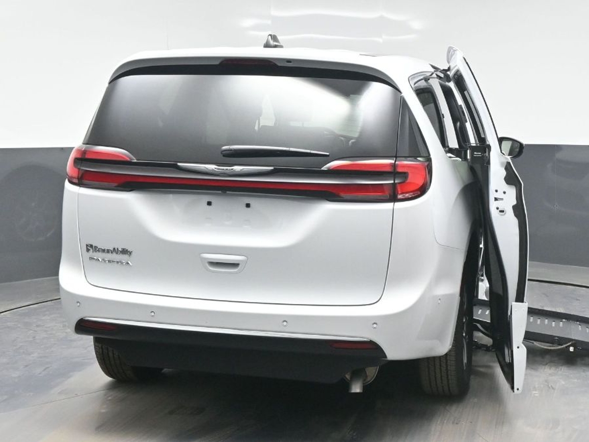 White Chrysler Pacifica image number 5