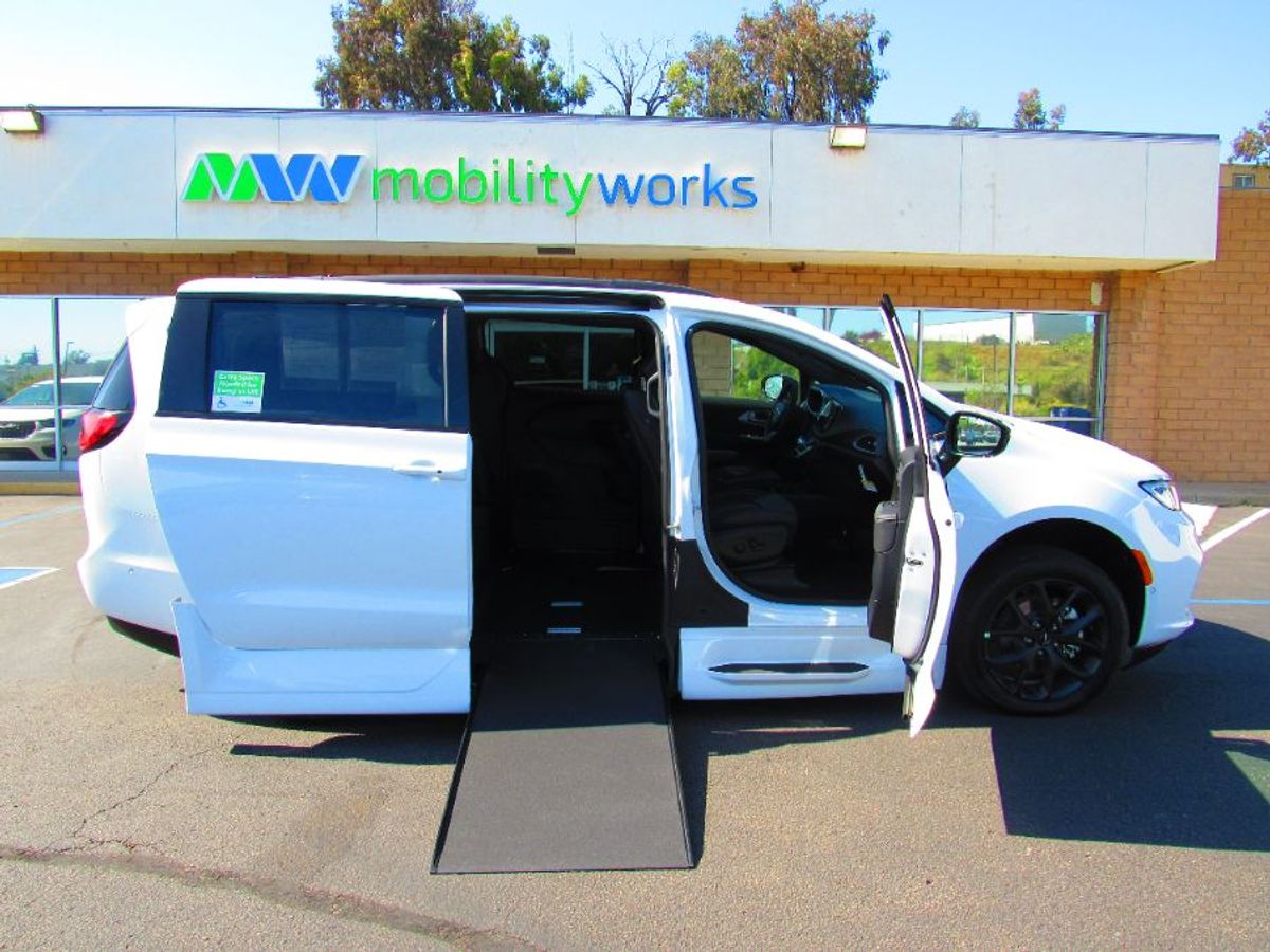 White Chrysler Pacifica image number 11