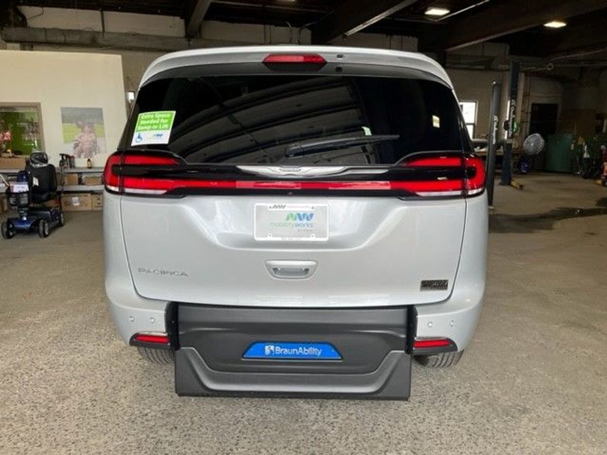 2023 CHRYSLER PACIFICA - Image 9