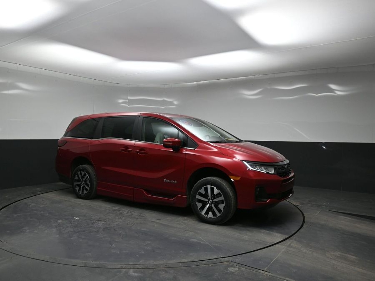 Red Honda Odyssey image number 22
