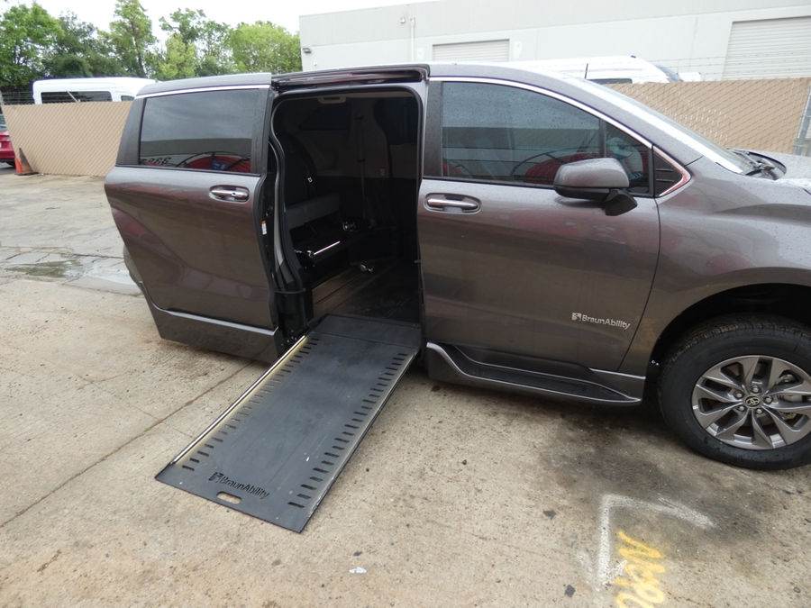 Grey Toyota Sienna image number 7