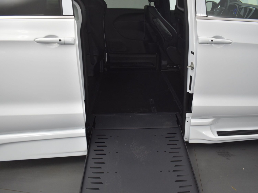 New 2025 Chrysler Pacifica Select Safety - BraunAbility Side Entry Entry In Floor Automatic Ramp