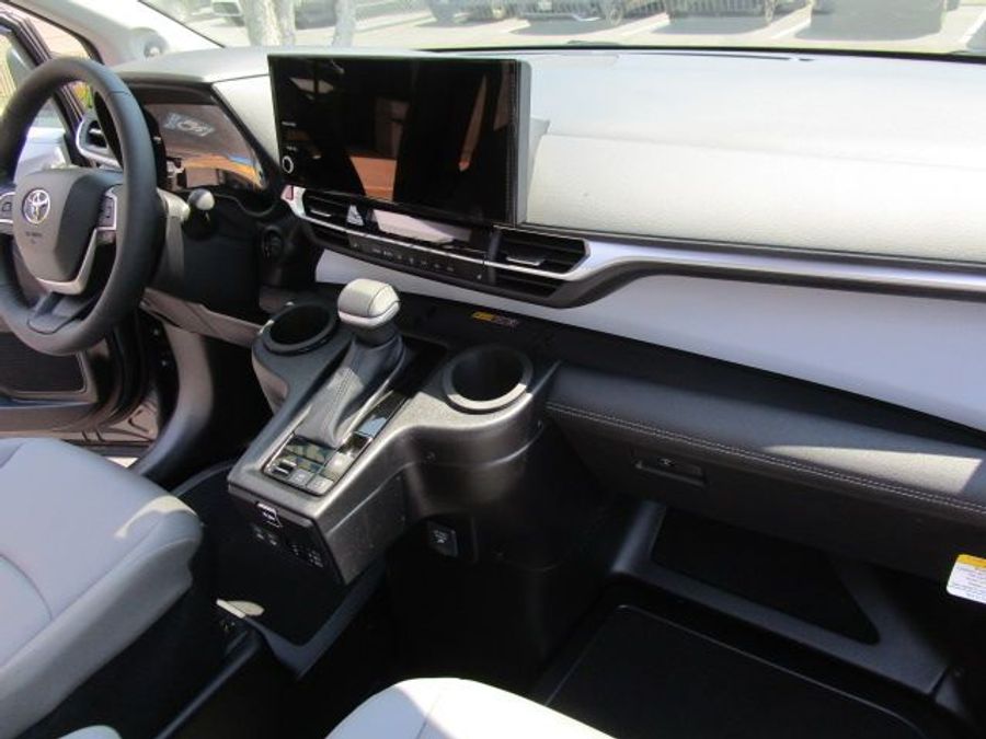 New 2025 Toyota Sienna Hybrid XLE Plus - BraunAbility Side Entry Entry In Floor Automatic Ramp