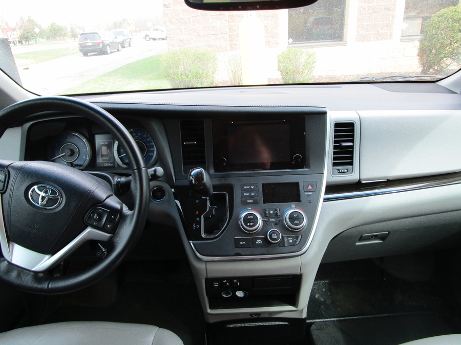 Grey Toyota Sienna image number 6