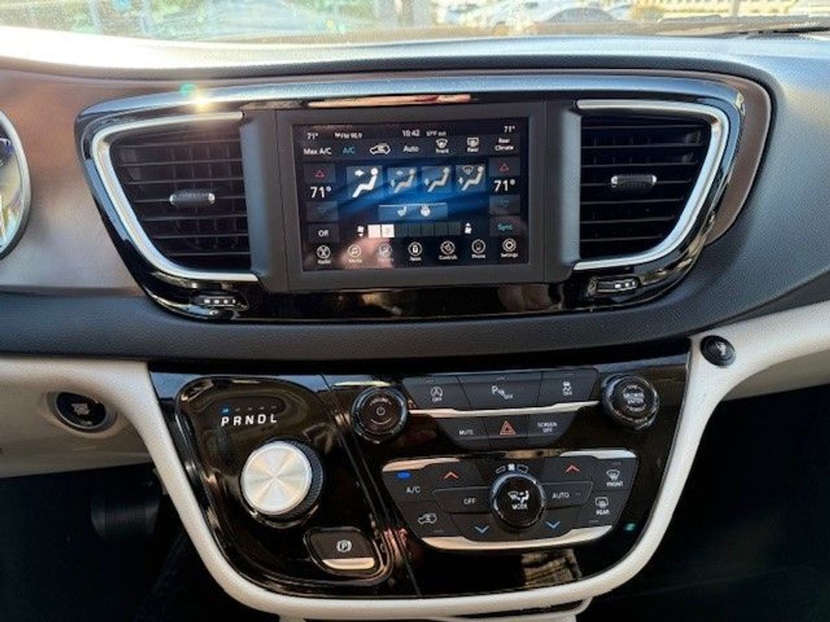 Silver Chrysler Pacifica image number 5