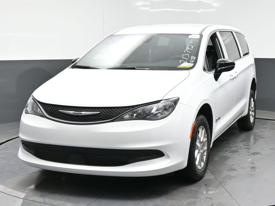 White Chrysler Voyager image number 1