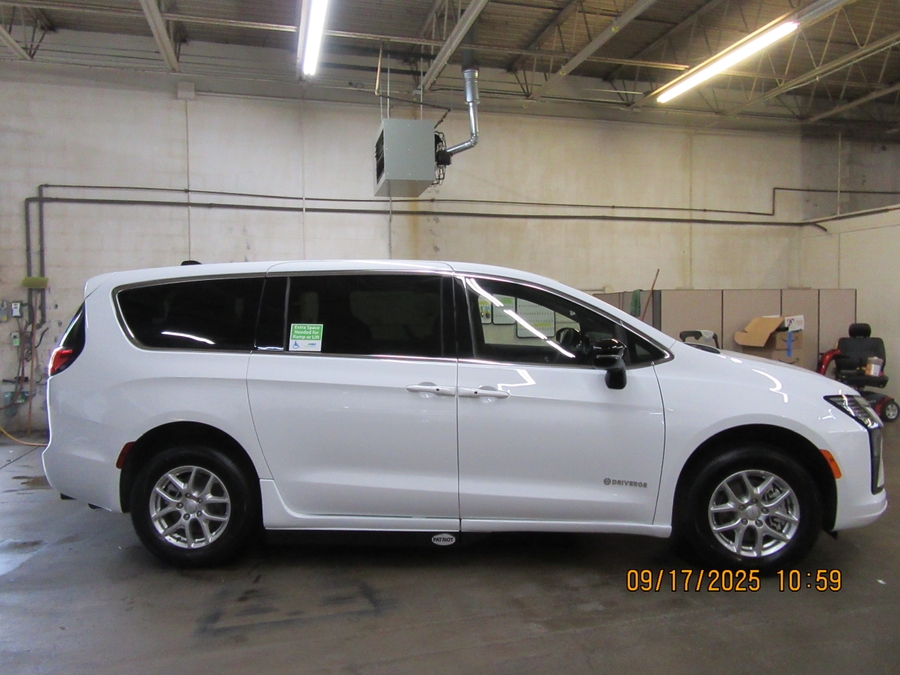 2027 Chrysler Pacifica Select - Photo 16