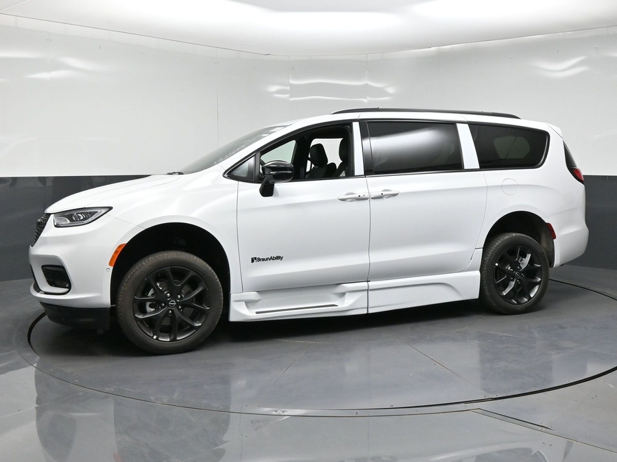 New 2026 Chrysler Pacifica Select Sport - BraunAbility Side Entry Fold Out Automatic Ramp