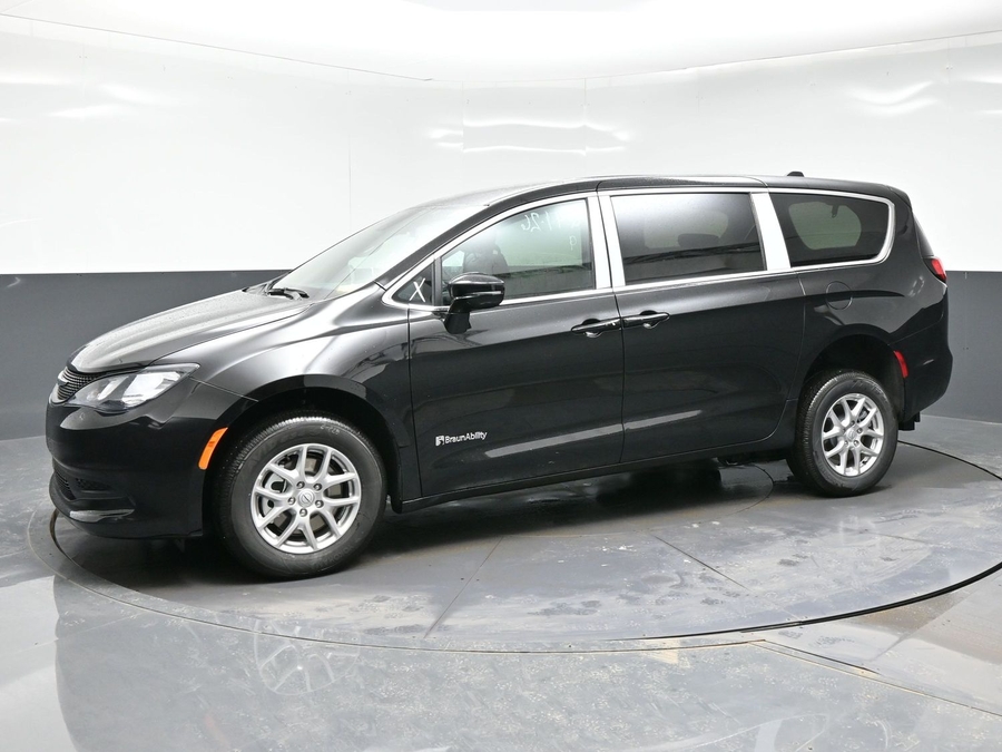 Black Chrysler Voyager image number 2