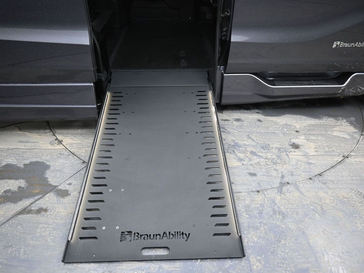 Grey Honda Odyssey image number 10