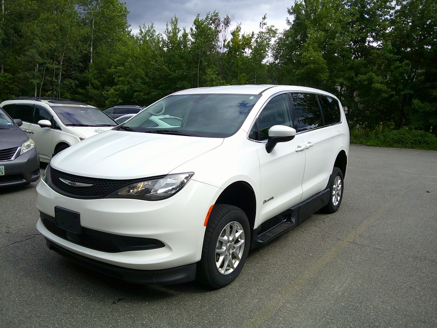 White Chrysler Voyager image number 5
