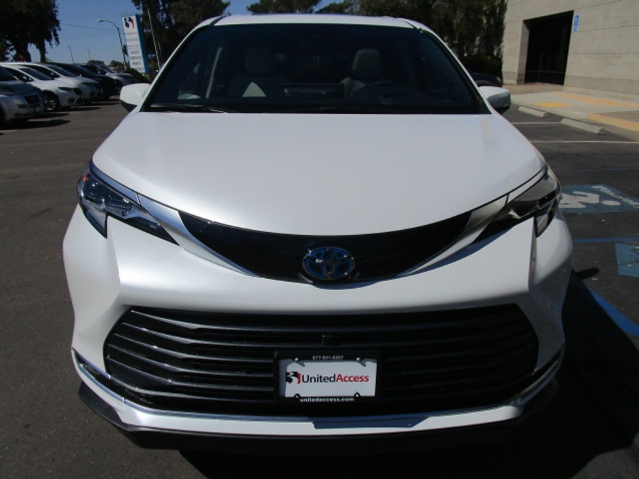 New 2025 Toyota Sienna Hybrid Platinum - BraunAbility Side Entry Entry In Floor Automatic Ramp