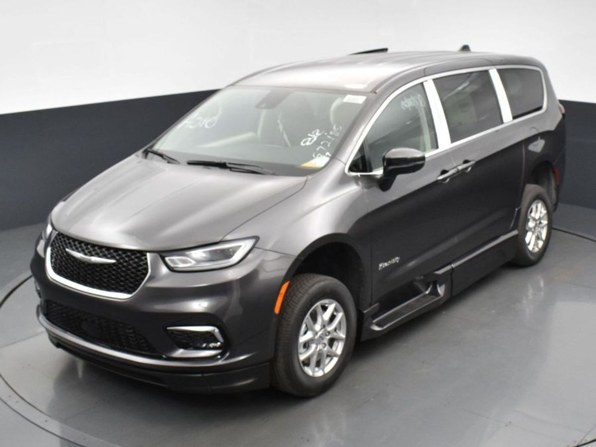 Grey Chrysler Pacifica image number 3