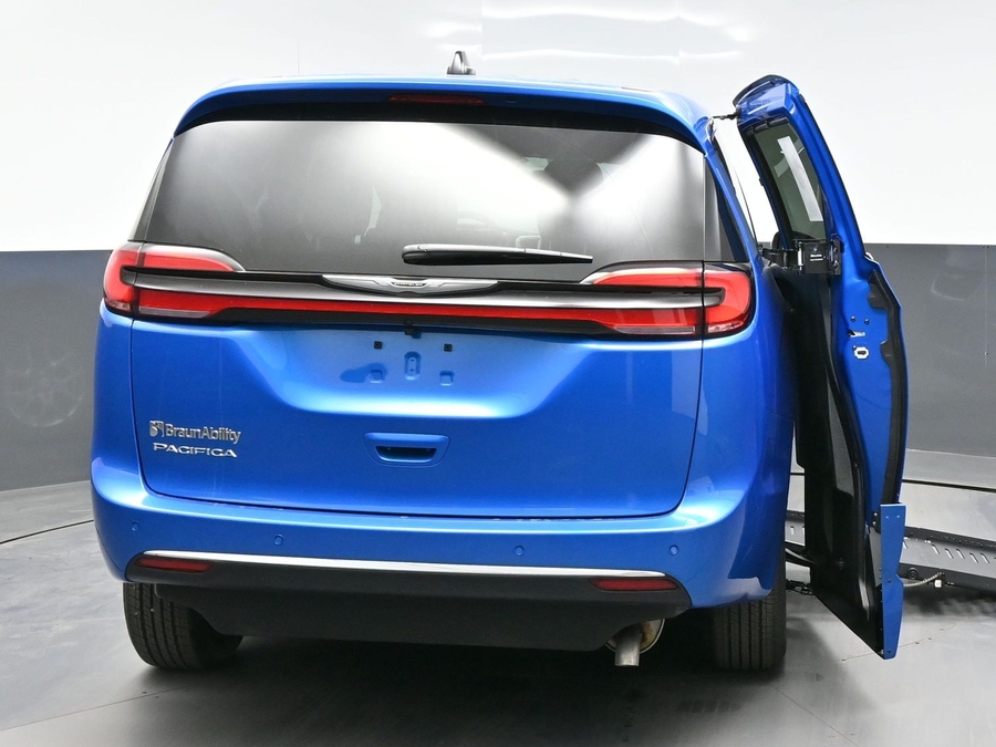 Blue Chrysler Pacifica image number 5