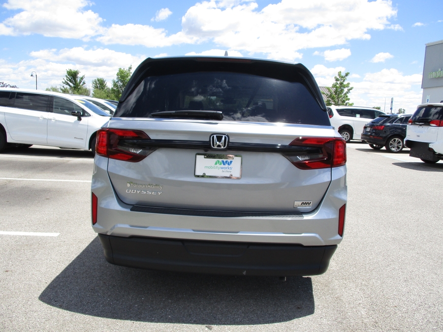 Silver Honda Odyssey image number 11