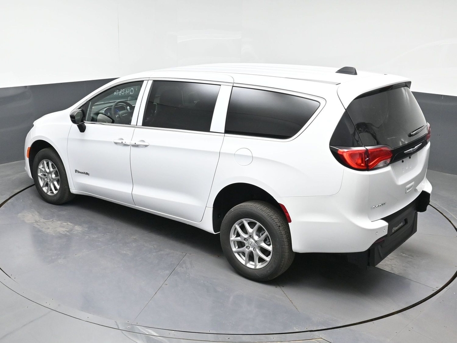 White Chrysler Voyager image number 23