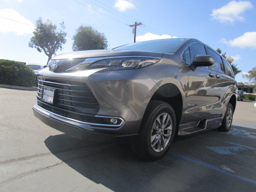 Used 2024 Toyota Sienna Hybrid XLE - BraunAbility Side Entry Entry In Floor Automatic Ramp