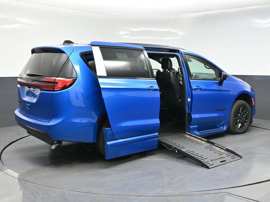New 2027 Chrysler Pacifica Select Sport - BraunAbility Side Entry Fold Out Automatic Ramp