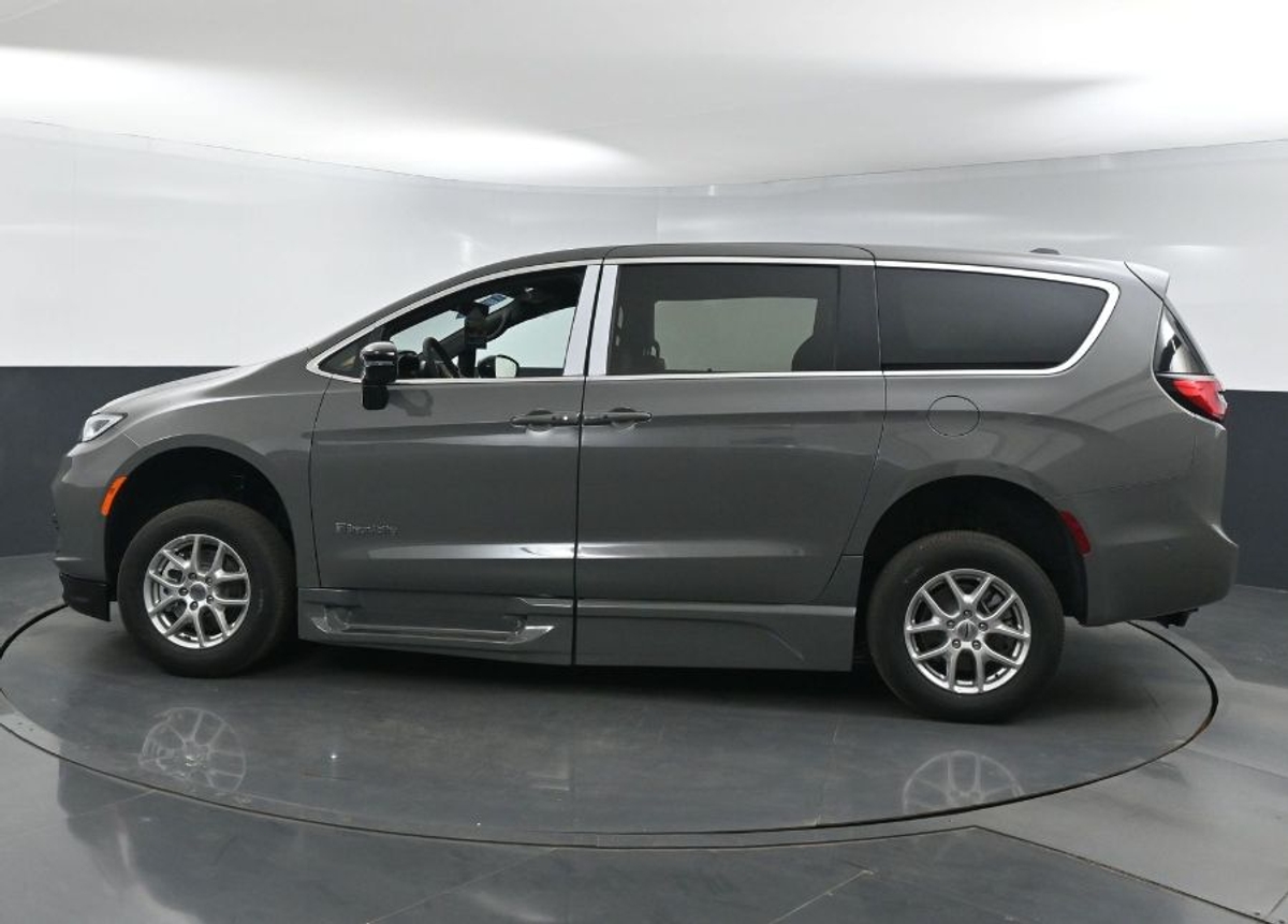 2025 CHRYSLER PACIFICA - Image 4