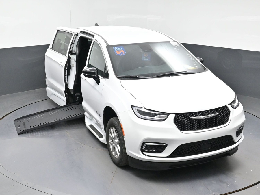 White Chrysler Pacifica image number 19