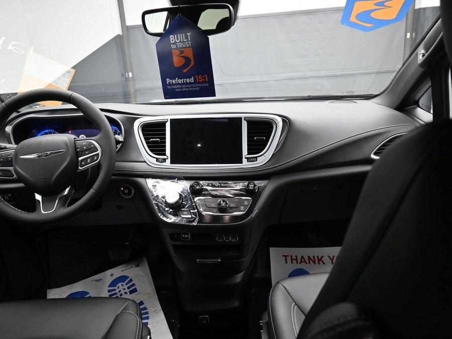 White Chrysler Pacifica image number 12