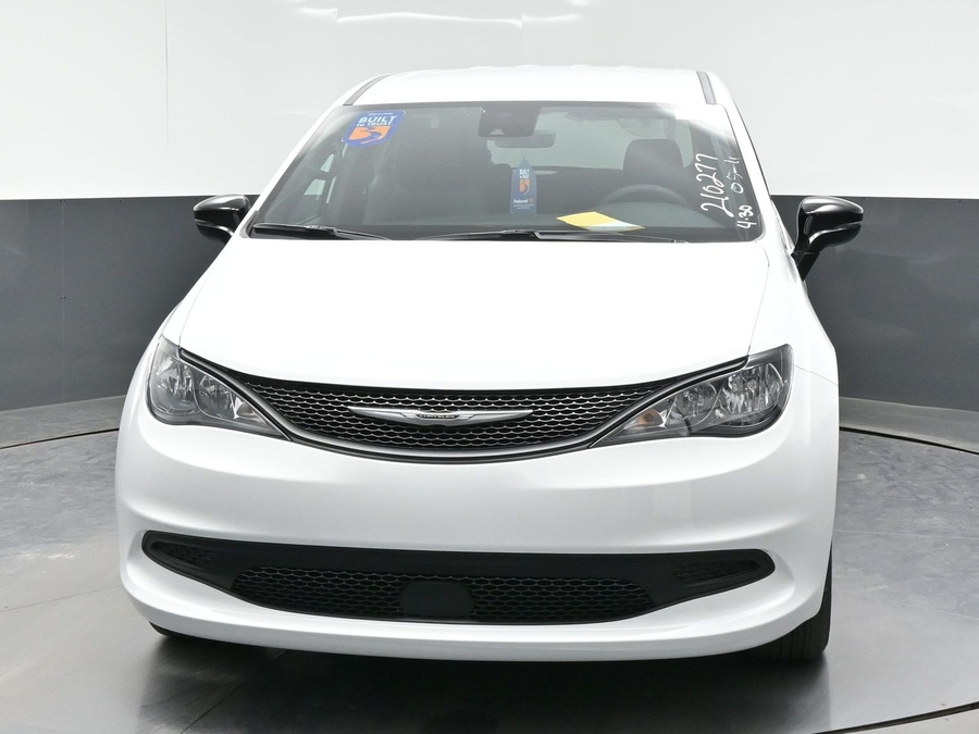 White Chrysler Voyager image number 13