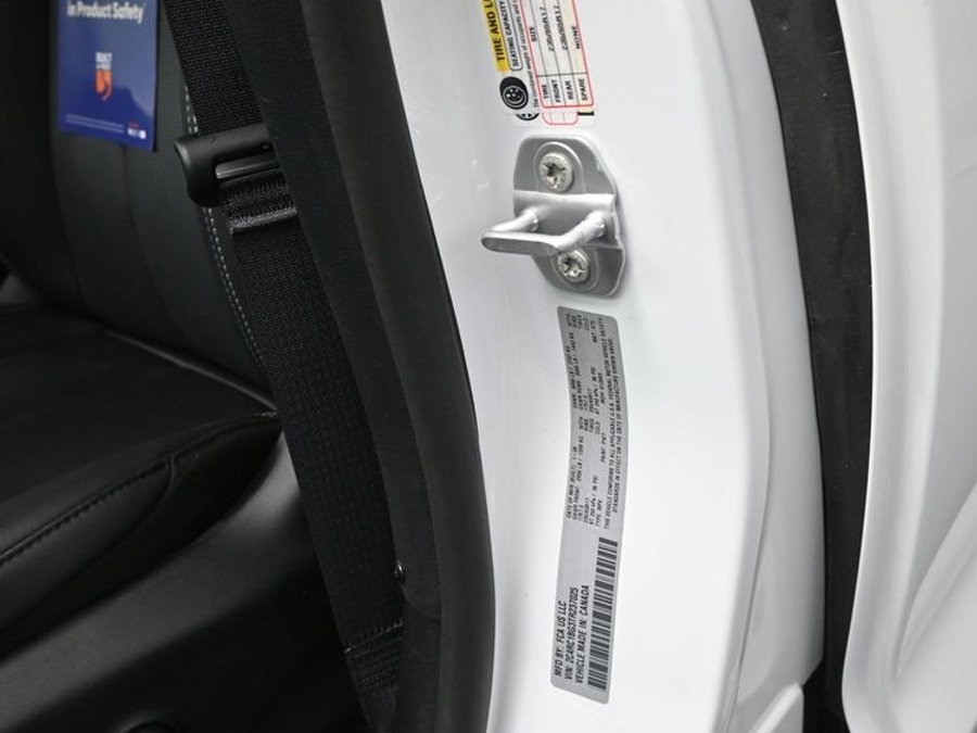 White Chrysler Pacifica image number 13
