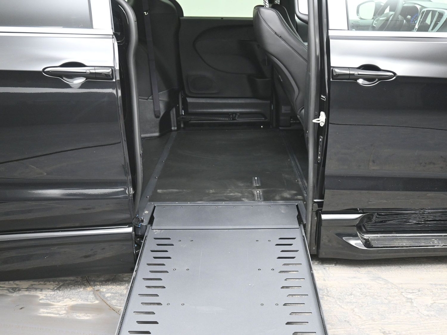 Black Chrysler Pacifica image number 11