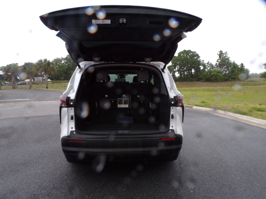 White Toyota Sienna image number 7