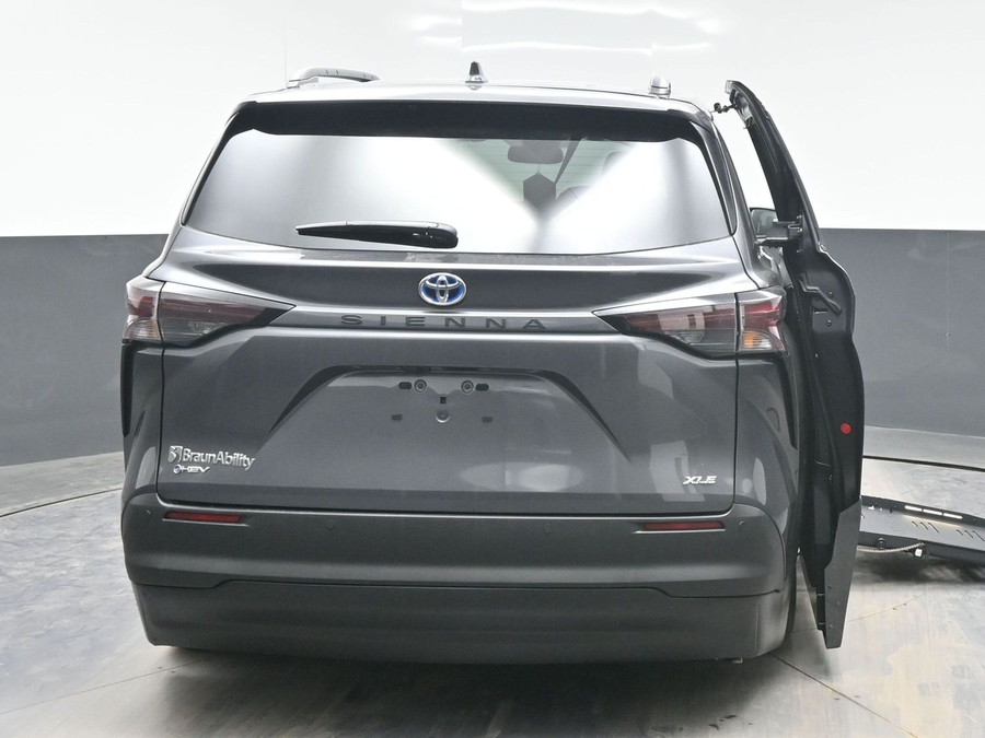 Grey Toyota Sienna image number 5