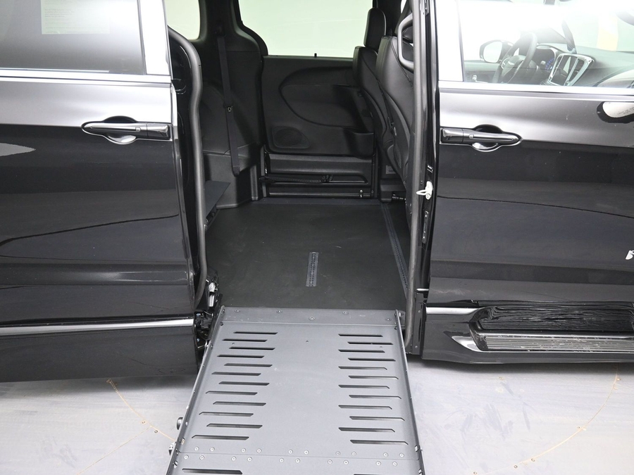 Black Chrysler Pacifica image number 12