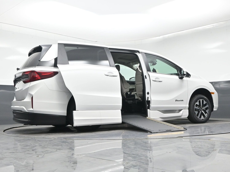 White Honda Odyssey image number 18