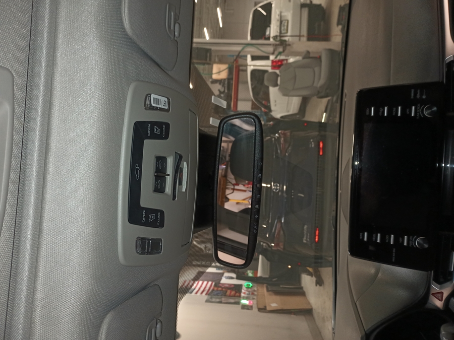 Blue Toyota Sienna image number 8