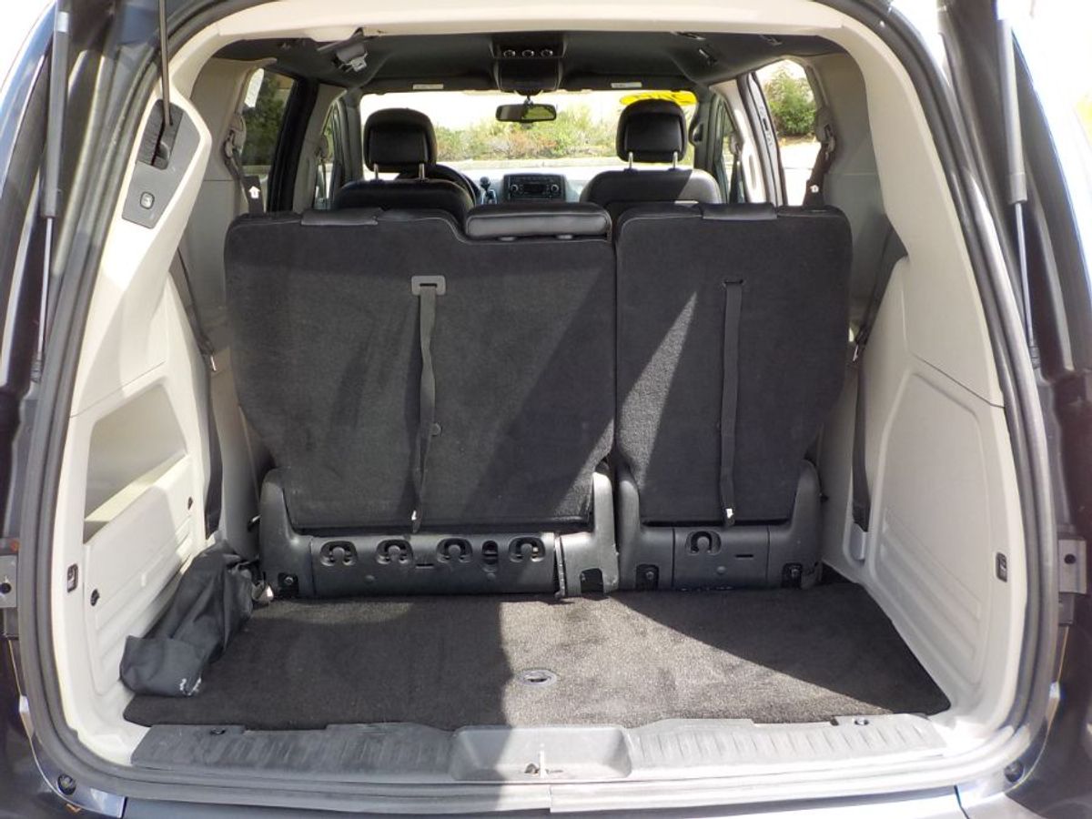 Grey Dodge Grand Caravan image number 19