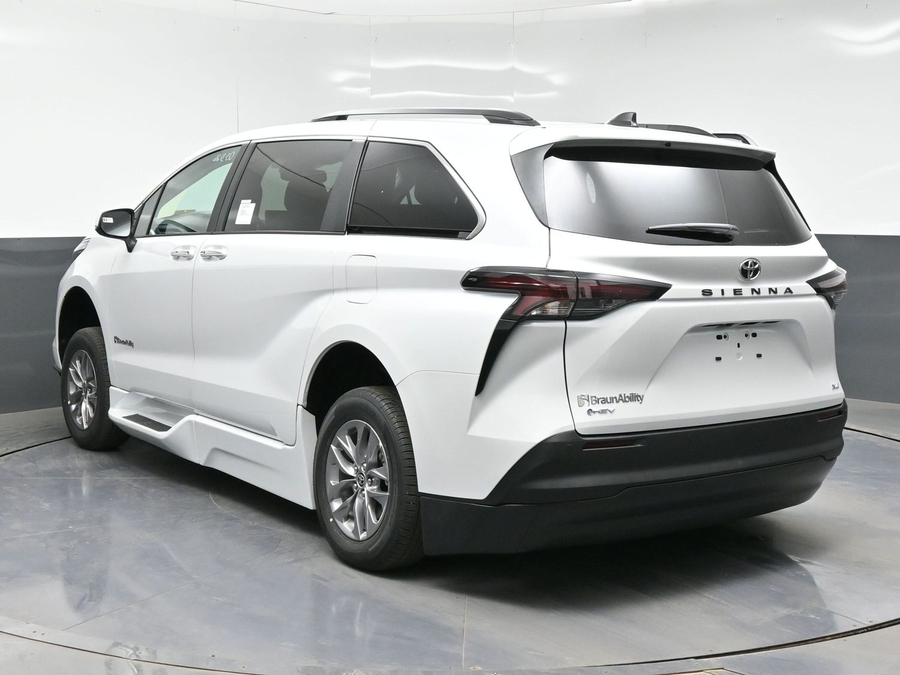 New 2026 Toyota Sienna Hybrid XLE Base - BraunAbility Side Entry Entry Fold Out Automatic Ramp
