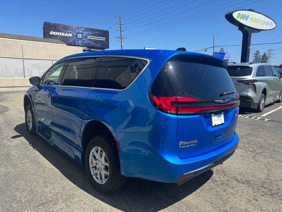 Blue Chrysler Pacifica image number 3