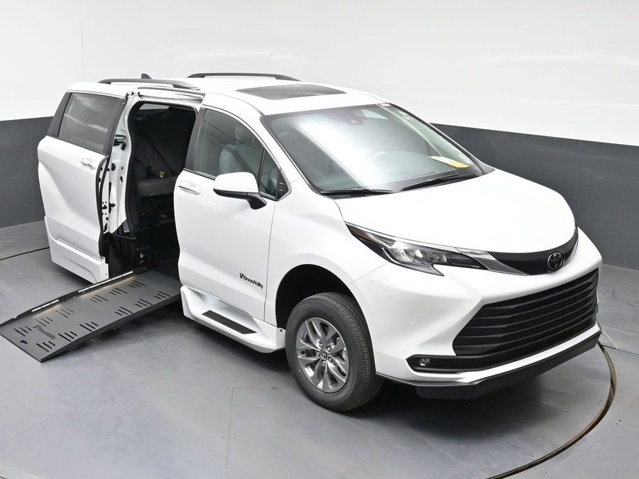 New 2026 Toyota Sienna Hybrid XLE Base - BraunAbility Side Entry Entry Fold Out Automatic Ramp