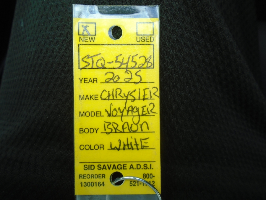 White Chrysler Voyager image number 15