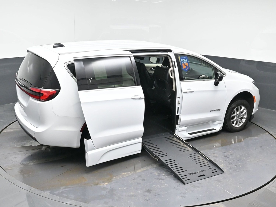 White Chrysler Pacifica image number 25