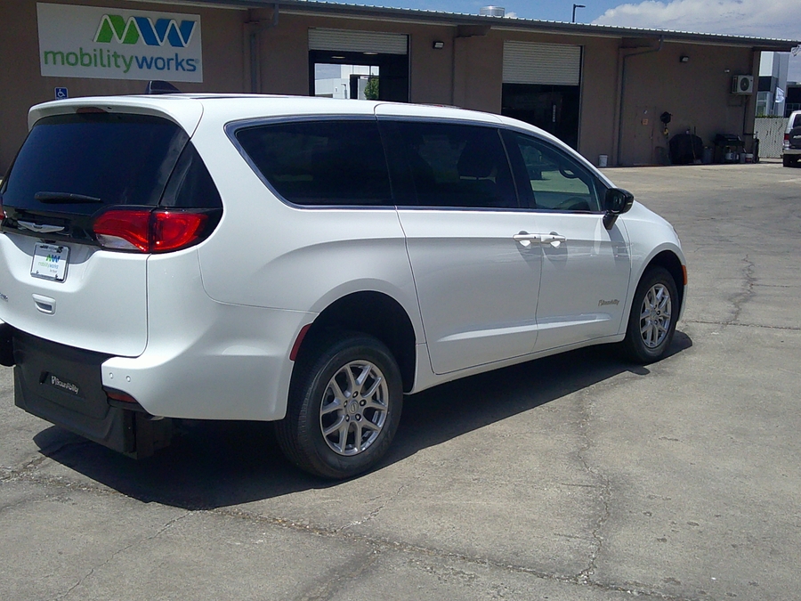 White Chrysler Voyager image number 6