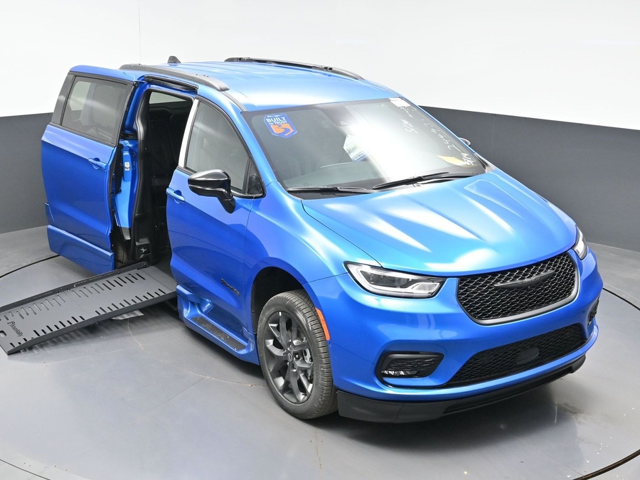 New 2026 Chrysler Pacifica Select Sport - BraunAbility Side Entry Entry Fold Out Automatic Ramp