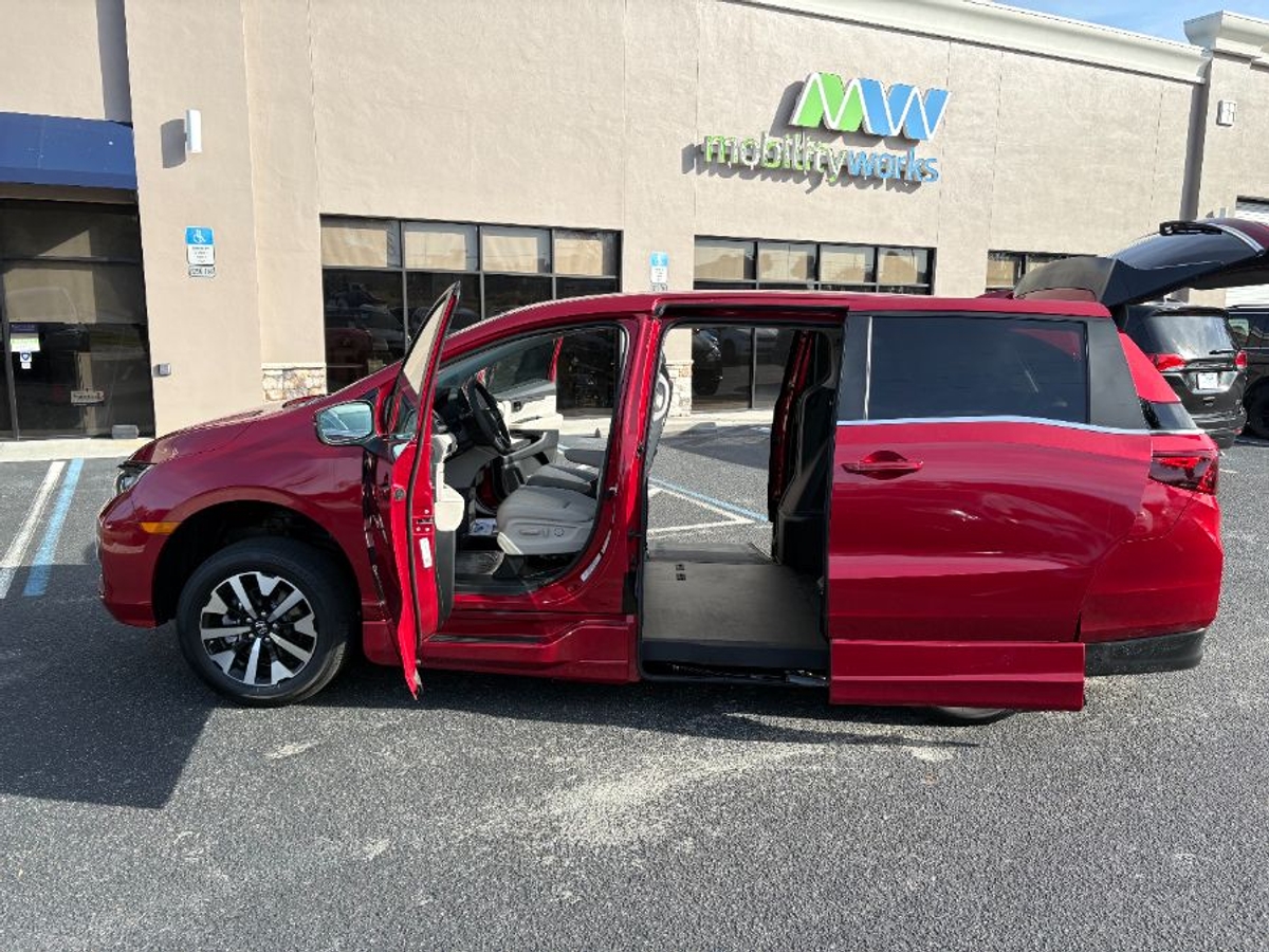 Red Honda Odyssey image number 10