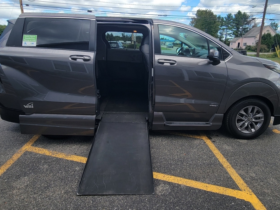 Grey Toyota Sienna image number 1