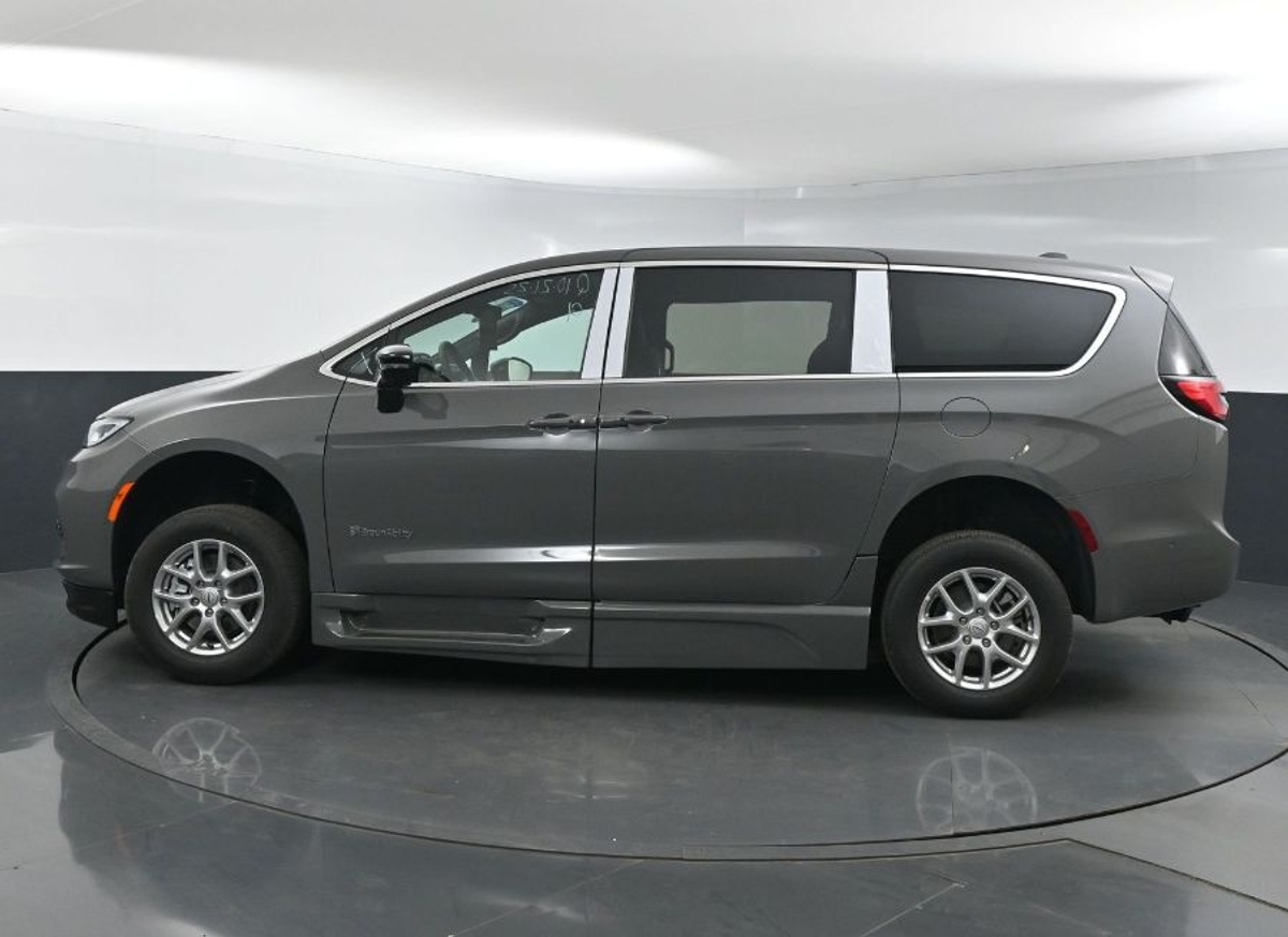 2025 CHRYSLER PACIFICA - Image 4